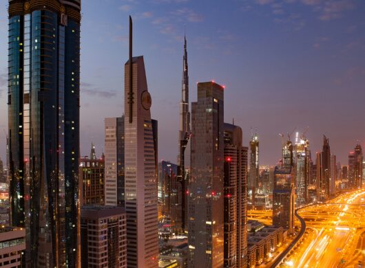 ΝΤΟΥΜΠΑΙ: Η ΛΑΜΨΗ ΤΗΣ ΕΡΗΜΟΥ