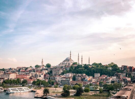 ΚΩΝΣΤΑΝΤΙΝΟΥΠΟΛΗ: ΣΤΑΥΡΟΔΡΟΜΙ ΙΣΤΟΡΙΑΣ ΚΑΙ ΠΟΛΙΤΙΣΜΩΝ