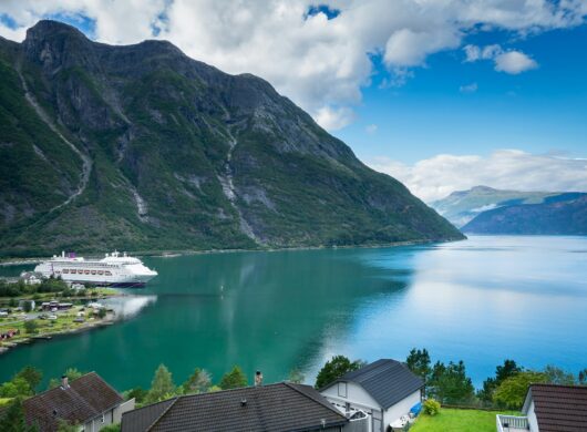 ΠΑΝΟΡΑΜΑ ΒΟΡΡΑ: ΚΡΟΥΑΖΙΕΡΑ ΣΤΑ ΦΙΟΡΔ & ΤΙΣ ΣΚΑΝΔΙΝΑΒΙΚΕΣ ΠΡΩΤΕΥΟΥΣΕΣ