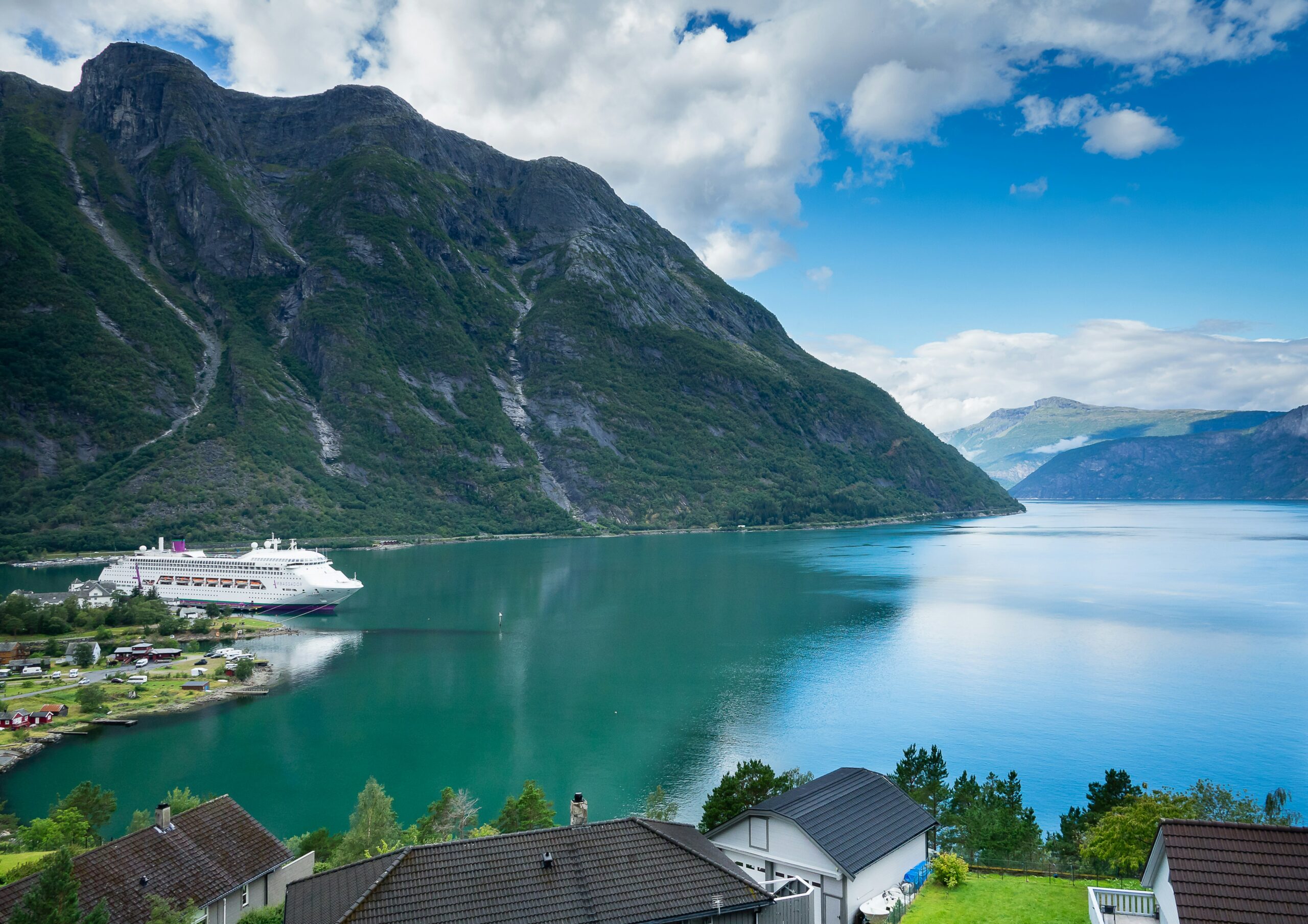 ΠΑΝΟΡΑΜΑ ΒΟΡΡΑ: ΚΡΟΥΑΖΙΕΡΑ ΣΤΑ ΦΙΟΡΔ & ΤΙΣ ΣΚΑΝΔΙΝΑΒΙΚΕΣ ΠΡΩΤΕΥΟΥΣΕΣ