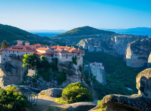 ΟΜΑΔΙΚΟ ΤΑΞΙΔΙ: ΠΑΣΧΑ ΣΤΗΝ ΚΑΛΑΜΠΑΚΑ – ΓΙΟΡΤΙΝΕΣ ΜΕΡΕΣ ΣΤΗ ΣΚΙΑ ΤΩΝ ΜΕΤΕΩΡΩΝ