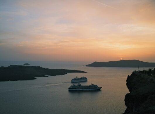 ΚΡΟΥΑΖΙΕΡΑ ΣΤΗΝ ΑΝΑΤΟΛΙΚΗ ΜΕΣΟΓΕΙΟ: Η ΘΑΛΑΣΣΑ ΣΕ ΟΔΗΓΕΙ